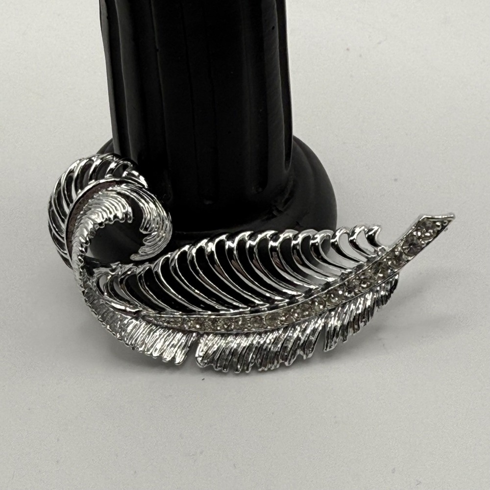 Sparkling Silver Tone Leaf Brooch Rhinestone Pin Vintage Style Elegant Accessory